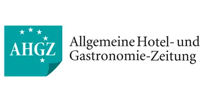 Logo der Allgemeinen Hotel- und Gastronomie-Zeitung (AHGZ) mit Text und Sterne-Elementen in turquoise und schwarz.